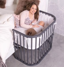 Bedside Crib Maxi, Grå med barn - Babybay